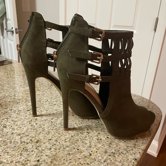 Gorgeous Olive Green Heels - Picture 5 of 7